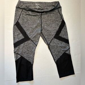 RAG athletic Plus Size black & grey capri leggings with mesh panels Sz-2X D7